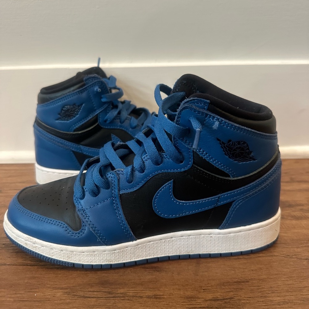 Jordan 1 Highs Dark Marina blue. Size 6.5y (GS)